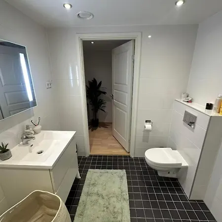 Central Two-Bedroom Apartment, Free Parking, Perfect For Exploring Tromso Exterior photo