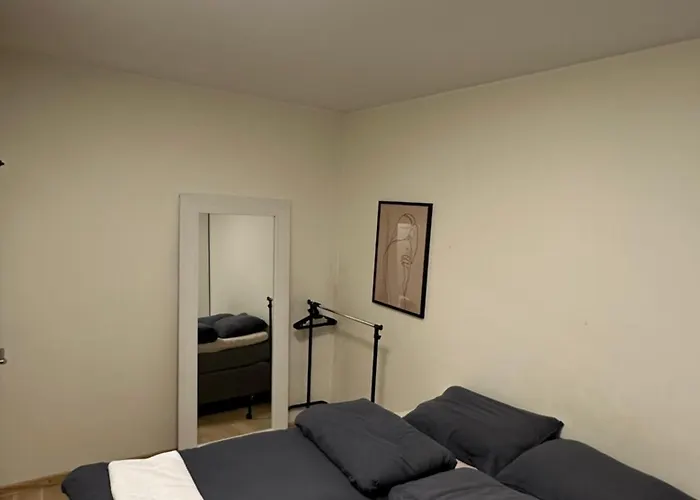Central Two-Bedroom Apartment, Free Parking, Perfect For Exploring
