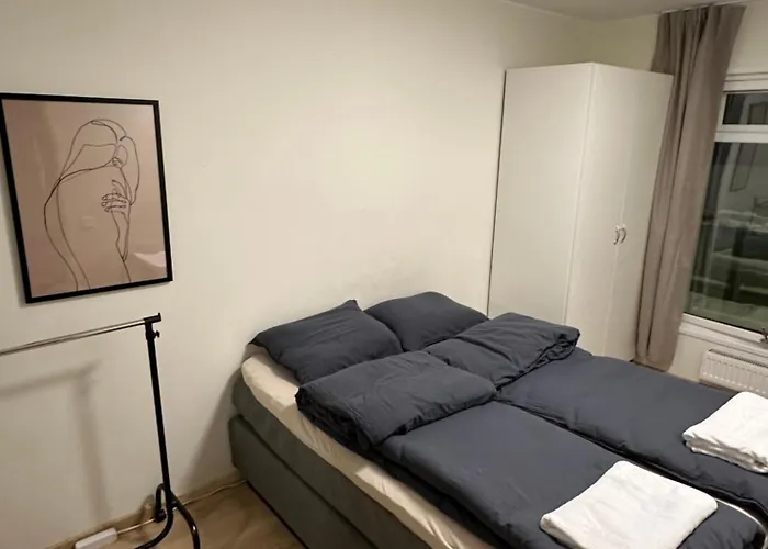 Central Two-Bedroom Apartment, Free Parking, Perfect For Exploring