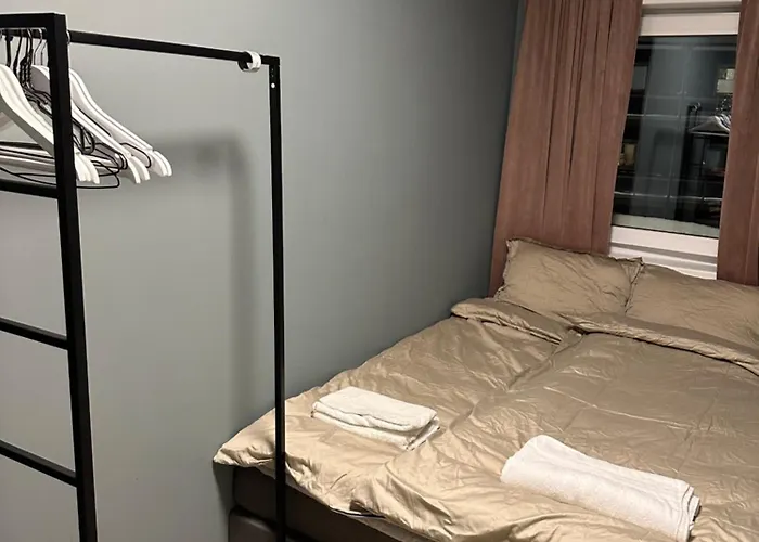 Central Two-Bedroom Apartment, Free Parking, Perfect For Exploring