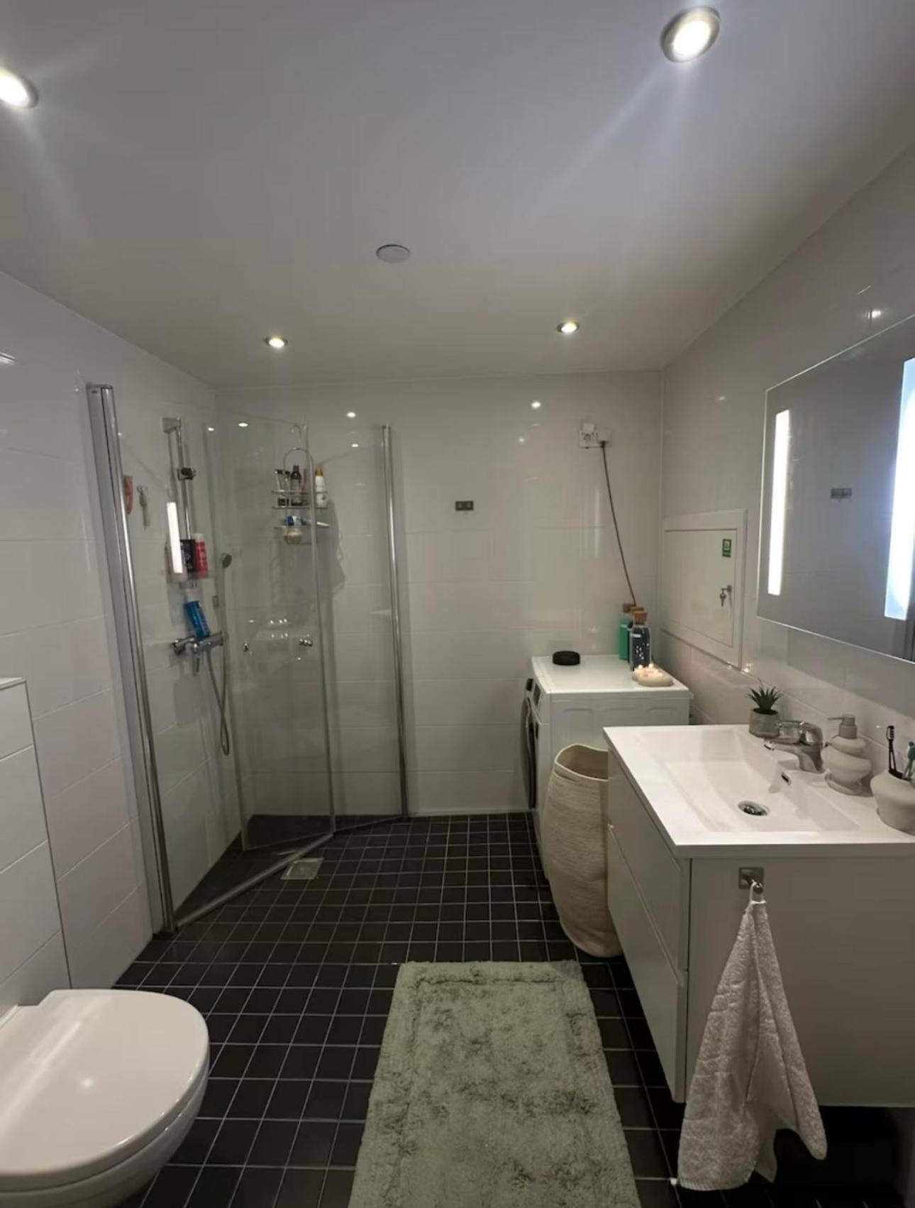 Two-bedroom Apartment, Free Parking, Perfect For Exploring Lägenhet