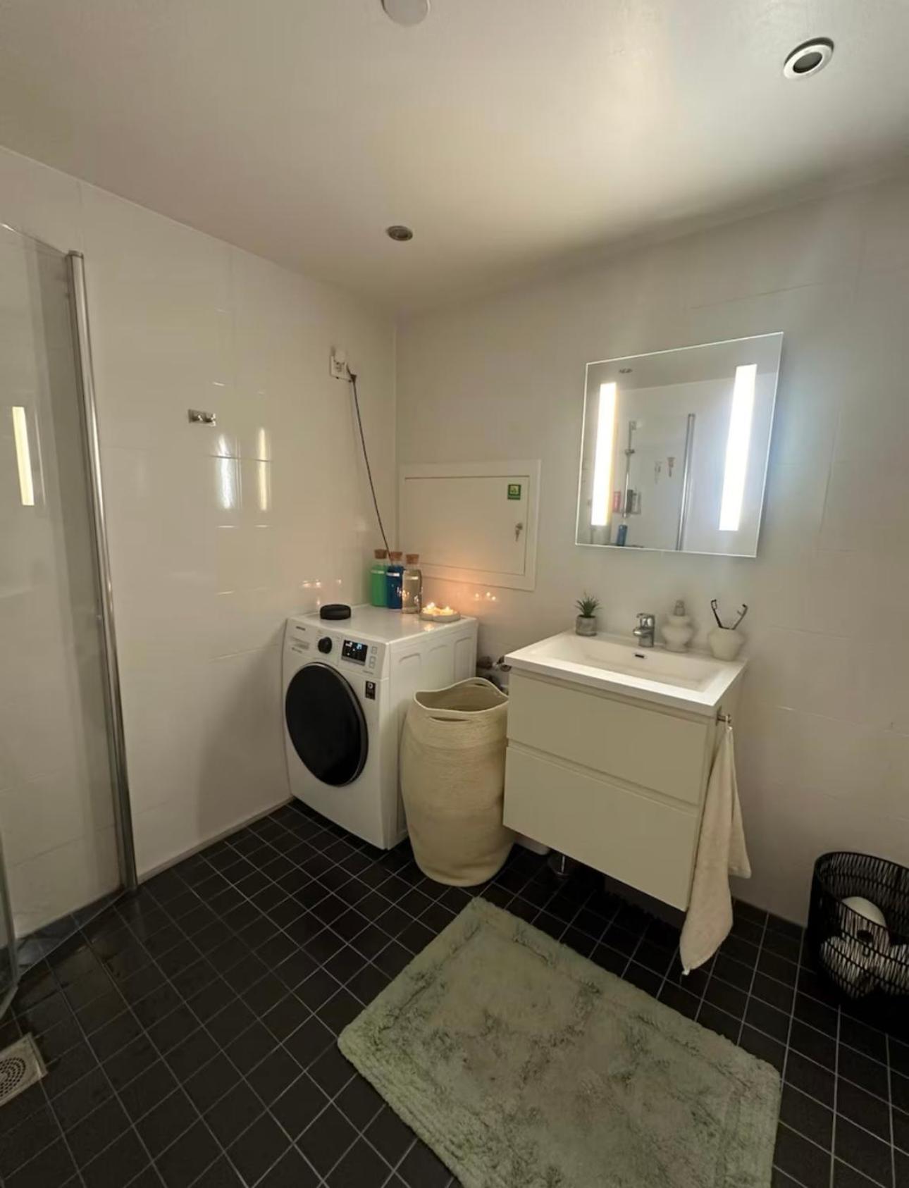 Two-bedroom Apartment, Free Parking, Perfect For Exploring Appartamento *